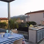 Seahome-private Park, Garden And Outdoor Kitchen