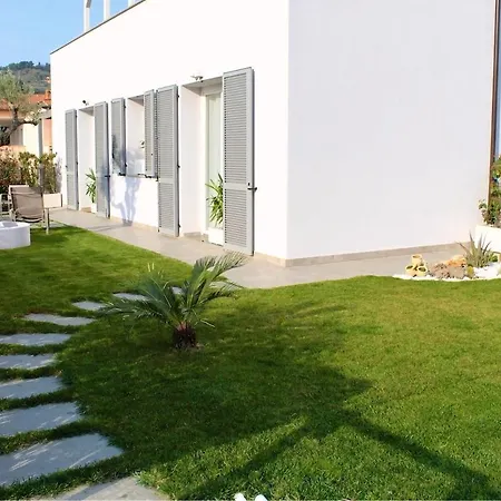Seahome-private Park, Garden And Outdoor Kitchen