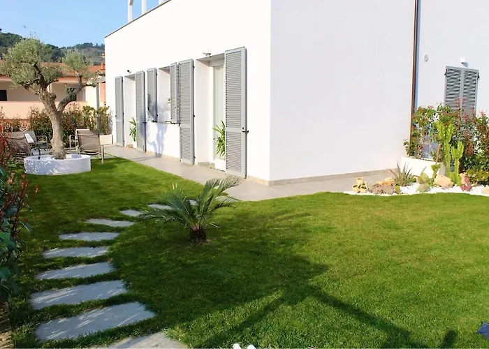 Seahome-private Park, Garden And Outdoor Kitchen